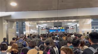 高鐵大誤點！千人擠爆台南站恐怖群聚