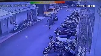 不爽被瞄！2男抄板手辣椒水追打路人