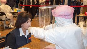 宜蘭縣府有確診者足跡  林姿妙篩檢陰性宜蘭縣政府表示，因縣府有COVID-19確診者足跡，包含縣長林姿妙（前左）在內的縣府全數員工1日都接受篩檢，林姿妙篩檢結果為陰性。（宜蘭縣政府提供）中央社記者沈如峰宜蘭縣傳真  111年4月1日