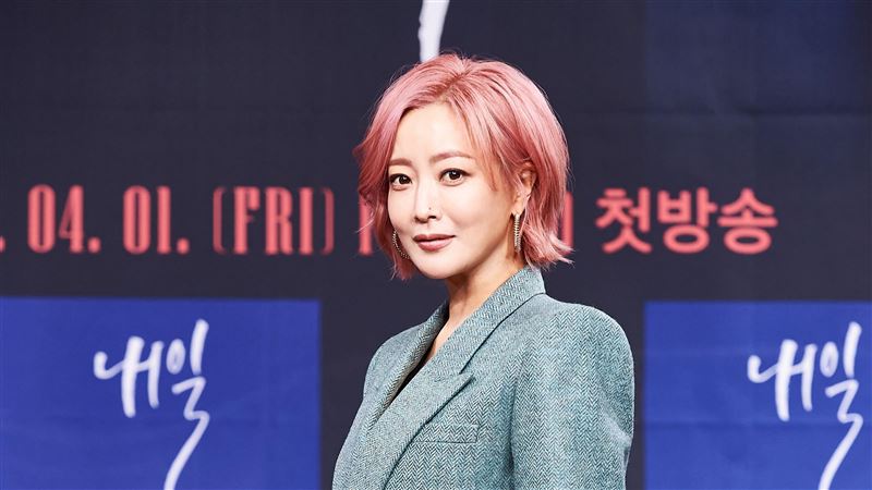 金喜善44歲超凍齡！粉紅俏短髮回春