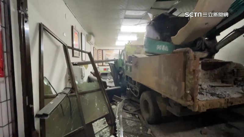 貨車載怪手衝進民宅　畫面如砲彈轟炸