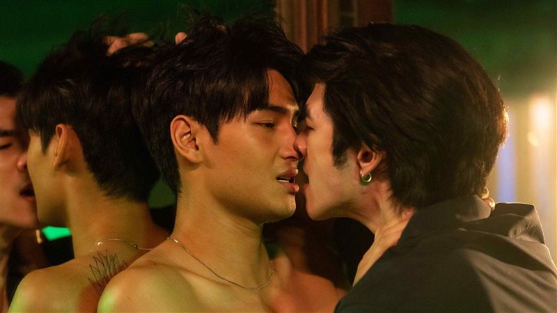 男星「大象上」肉體交疊　驚呼怕染病