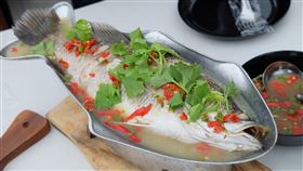 蒸魚,魚,料理,海鮮,佳餚,辦桌,酸辣,香菜,示意圖／pixabay