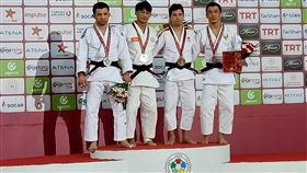 楊勇緯開季首站就奪冠 教練：他是世界級的選手東京奧運男子柔道銀牌得主、台灣「柔道男神」楊勇緯（左2），昨天深夜在土耳其的安塔利亞柔道大滿貫賽男子60公斤級奪冠，這也是他今年開季的第1場比賽，比賽結束後他將返台備戰6月底在中國成都舉辦的世界大學運動會。（圖／劉文等提供）