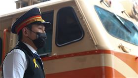 太魯閣號事故頭七  台鐵全線列車鳴笛哀悼（3）台鐵太魯閣號事故第7天，8日為台鐵罹難司機員袁淳修、江沛峰頭七，全線列車於上午9時28分同步鳴笛致敬，火聯會台北分會會長張伸維（圖）也在胸前別上黃絲帶。中央社記者王騰毅攝  110年4月8日