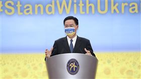吳釗燮宣布第3波援助烏克蘭行動（2）俄烏戰事未歇，外交部長吳釗燮1日宣布第3波捐款援助，他說，1日是烏克蘭難民勸募專戶最後一天，除再次見證台灣民眾支持烏克蘭外，也要展現台灣和理念相近夥伴共同協助烏克蘭的決心，外交部3月2日透過賑災基金會成立賑濟烏克蘭捐款專戶，短短1個月就募集新台幣9.3億元、相當於3200萬美元。中央社記者張皓安攝  111年4月1日