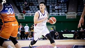 攻城獅選手林宜輝「扭蛋」將洋將羅賓森襲擊下體。（圖／PLG提供）