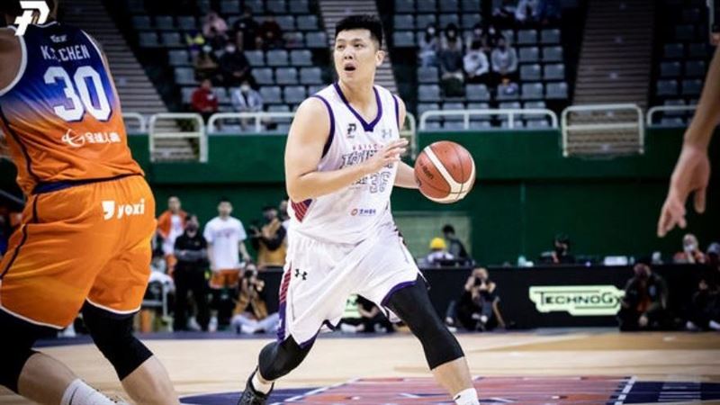 台職籃首發生「扭蛋」襲擊下體犯規！