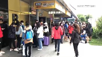 連假人潮爆滿　鼓山輪渡站大排長龍