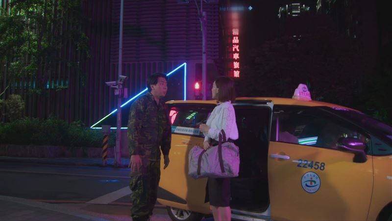 綜藝大哥開房被抓包　正宮車上崩潰了
