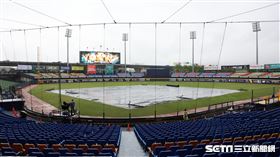 ▲中華職棒33年開幕戰，洲際球場雨勢超大。（圖／記者劉彥池攝影）