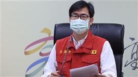 陳其邁宣布加嚴掃墓規定  暫不開放室內追思高雄市長陳其邁2日宣布，因應這兩天都有確診個案曾到外縣市旅遊或有跨縣市移動，又考量南北移動、掃墓活動在春假期間相當頻繁，因此加嚴掃墓規定。原規定在室外祭拜完可進室內整理塔位，每梯次10分鐘，但為避免染疫風險，即起暫停開放進入室內追思，請民眾在室外祭拜。（高雄市政府提供）中央社記者曾以寧傳真  111年4月2日