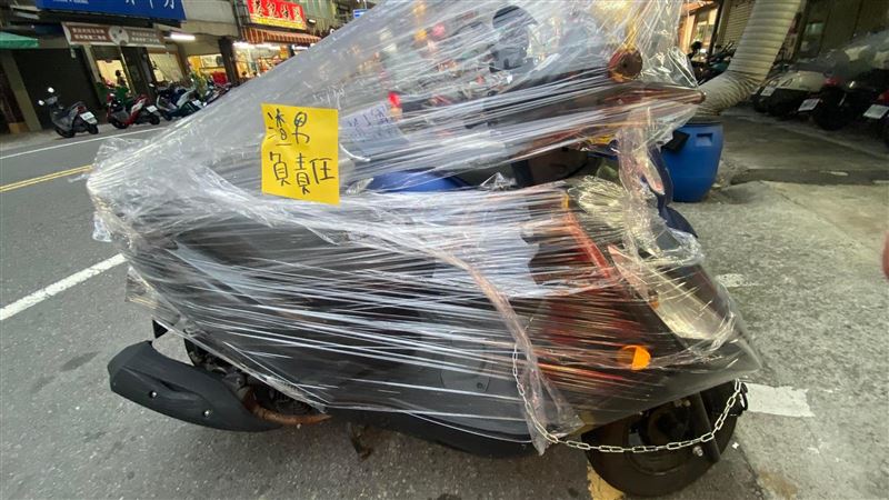 渣男不負責！愛車慘被「包膜上鎖」