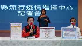 花蓮慈濟醫院急診部再增3確診  縣府說明花蓮縣1日再增3例確診個案，皆為花蓮慈濟醫院急診部醫護人員。縣衛生局長朱家祥（左）、慈濟醫院醫務秘書李毅（右）下午出席記者會說明最新疫情狀況。中央社記者張祈攝  111年4月1日