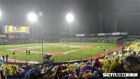 ▲台中洲際球場右外野燈柱滅了。（圖／記者蕭保祥攝影）
