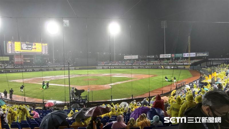 雨沒停燈又滅　中職開幕戰2局下延賽