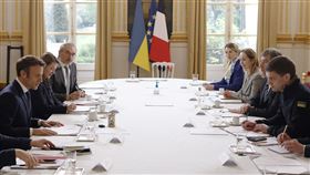 曾遭俄軍綁架的烏克蘭梅利托波爾市長費多羅夫3月31日訪法，總統馬克宏接見。（圖／美聯社／達志影像）