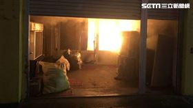 彰化市金馬路成衣倉庫發生火災。（圖／翻攝畫面）