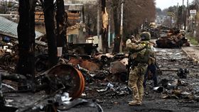 基輔西北方城鎮布查（Bucha）遭俄軍佔據約1個月屍橫遍野。（圖／路透社／達志影像）