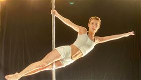 徐小可勤練鋼管舞，愈來愈有心得。（圖／翻攝臉書）