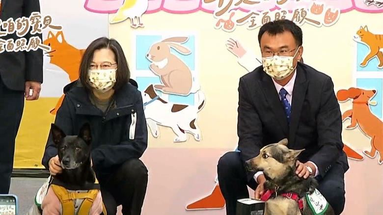 曾與確診者同場　陳吉仲今同框蔡英文