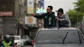 風雨中前行！黃偉哲陪南市新人陳皇宇掃街衝剌
