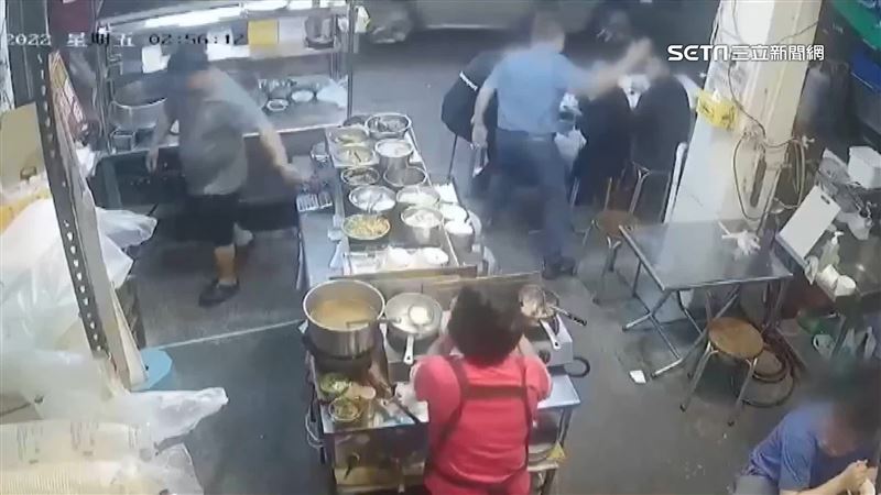 吃宵夜冤家路窄！他甩人巴掌後被圍毆
