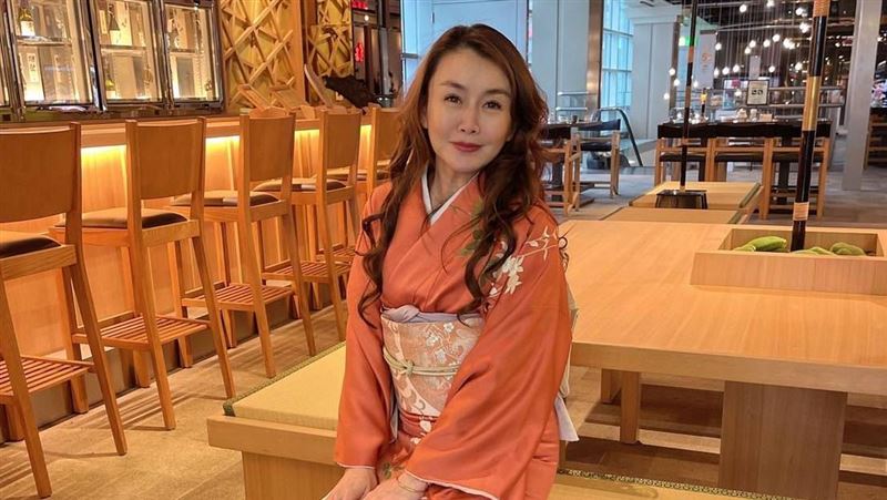 展場教母不藏了　白紗激露爆乳好身材