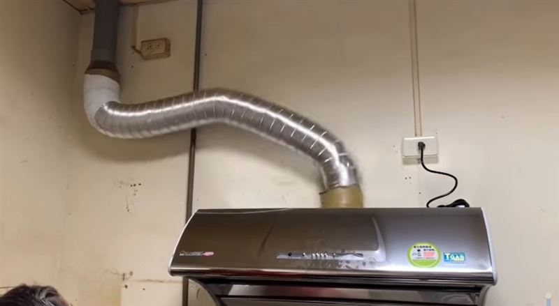 排油煙機啟動狂跳　5秒影片笑翻千人