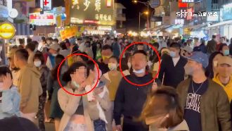 墾丁大街萬頭鑽動！直擊遊客邊走邊吃