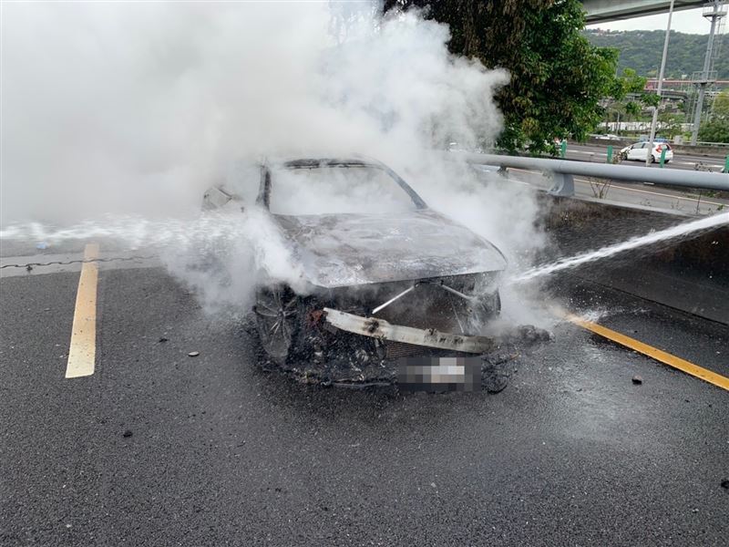 國1汐五路北上火燒車！4人跳車逃出
