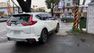省停車費？超市外轎車「停車停半格」