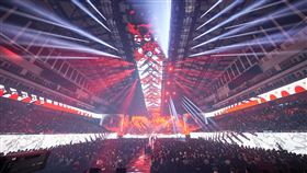 張惠妹重返台北小巨蛋開唱（2）歌后「阿妹」張惠妹相隔7年重返台北小巨蛋舉辦演唱會，觀眾區設置大量移動燈具，觀眾席燈甚至比舞台上還多，天花板、牆面與地板也鋪滿LED，讓觀眾的聽覺與視覺都被「張惠妹」包覆。（聲動娛樂提供）中央社記者王心妤傳真  111年4月1日