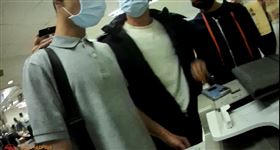 ▲詐騙集團以假檢警，誘騙信義區70多歲賴姓婦人匯款、到地政事務所申請房屋抵押設定。之後貪心到二度找上賴姓婦人，卻被埋伏附近的員警逮捕。（圖／翻攝畫面）