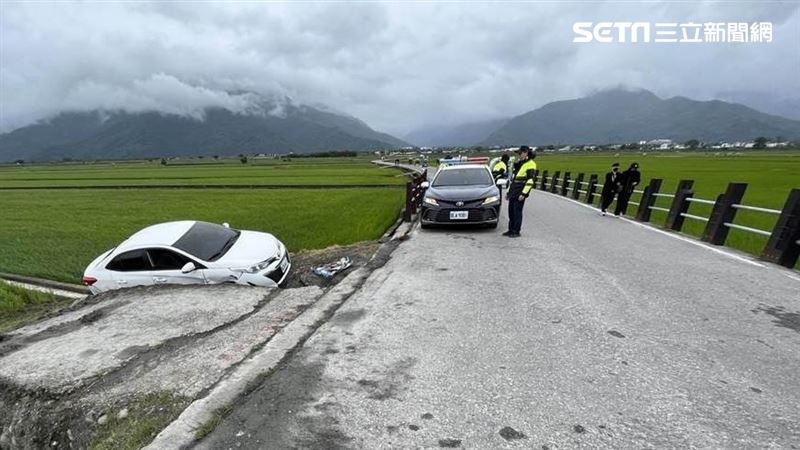 開車誤闖伯朗大道　陸生掉頭摔進水溝