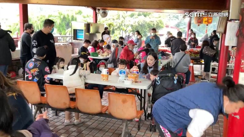 土地公廟湧千人　一桌逾10人吃泡麵