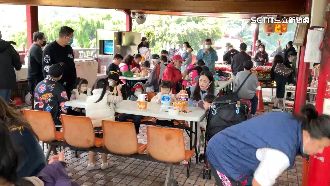 土地公廟湧千人　一桌逾10人吃泡麵