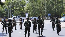 斯里蘭卡當局為平息抗議經濟危機惡化的示威潮，宣布週末期間全國宵禁之後。（圖／美聯社／達志影像）