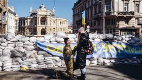 ▲根據統計，俄烏大戰開打至今，烏克蘭約有2萬2000人登記結婚。在敖德薩，弗拉基米爾給伊娃一個大驚喜，以拘留為由，趁機向伊娃求婚。（圖／翻攝自烏克蘭國家邊防軍Telegram）