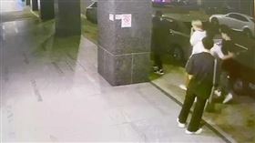 ▲方姓少年獨自在西門町騎樓滑手機時，突然被1群黑衣人包圍，並遭強行「請」上車。（圖／CTWANT）