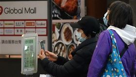 本土病例再創新高  民眾落實防疫（1）中央流行疫情指揮中心公布，3日國內新增183例COVID-19（2019冠狀病毒疾病）本土病例，再創今年新高。民眾3日前往台北南港捷運站，在入場前依序登記實聯制、消毒雙手。中央社記者鄭傑文攝  111年4月3日