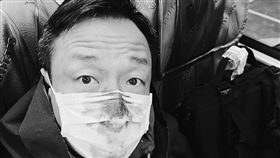 香港演員王喜PO出自己滿鼻子鮮血的照片，稱他做PCR被捅傷，還要醫護向他自首。（圖／翻攝自王喜臉書）