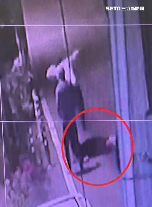 林男重擊楊男倒地,仍持續用腳踢擊。(圖/翻攝畫面)