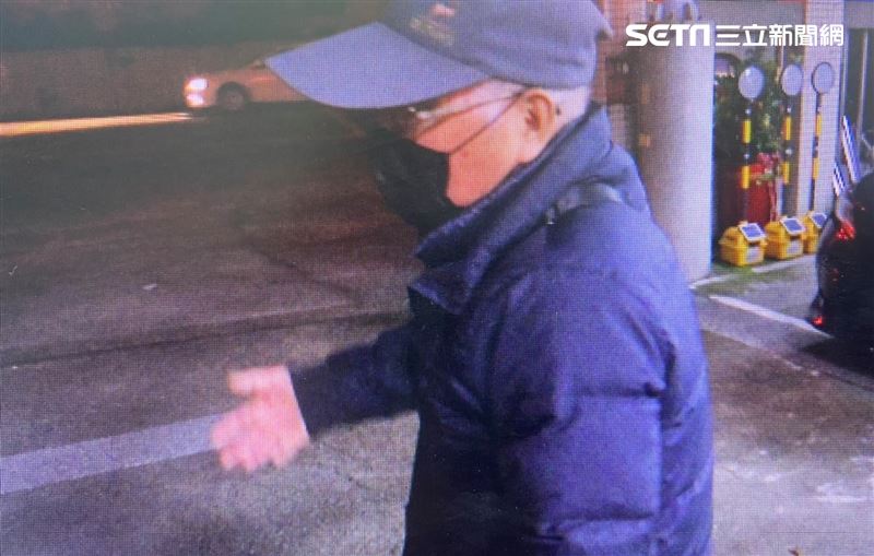 楊姓男子(上右)遭打死,其養父(下)不敢置信。(圖/翻攝畫面)