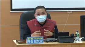 新北市長侯友宜4日上午赴三峽區公所視察疫情。（圖／新北市政府提供)