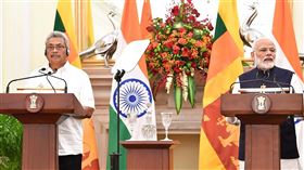 莫迪與斯里蘭卡總統印度總理莫迪（右）與斯里蘭卡總統戈塔巴耶‧拉賈帕克薩29日會談後，出席記者會。（印度總理辦公室提供）中央社記者康世人新德里傳真  108年11月29日