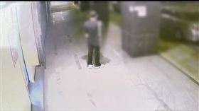 ▲四海幫方姓堂主的兒子原本站在騎樓等人，被北聯幫眾擄走。（圖／翻攝畫面）