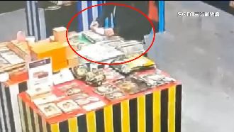 「雅賊」逛藝術展　竊紀念品絲巾遭逮