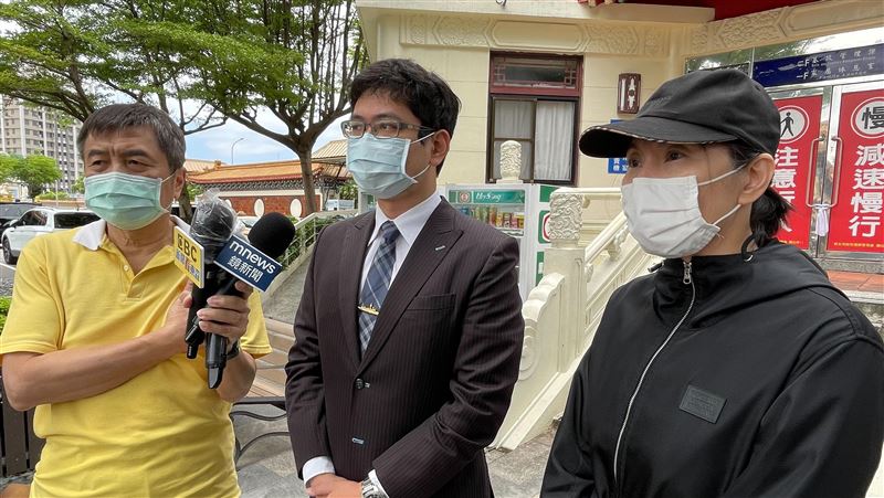 賓士中彈男告別式！母怒控警不聞問