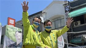 立委王定宇陪南市新人陳俊安掃街 力拚初選出線